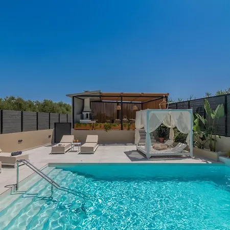 Fratelli Villa, With Heated Pool & Whirlpool, By Thinkvilla *